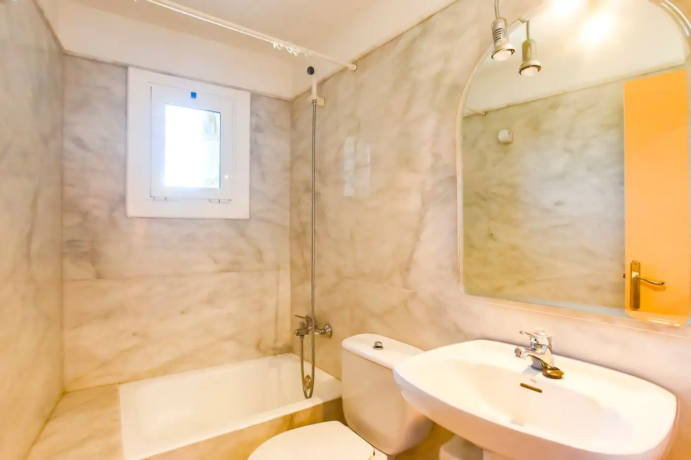 Baño de Finca rústica en venta en Olot con Calefacción, Jardín privado y Terraza