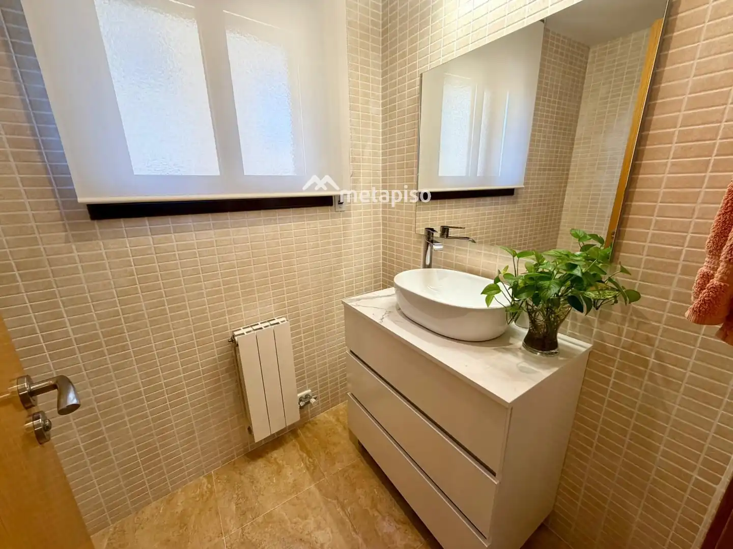Baño de Casa adosada en venta en Santa Margarida I Els Monjos con Aire acondicionado, Calefacción y Terraza