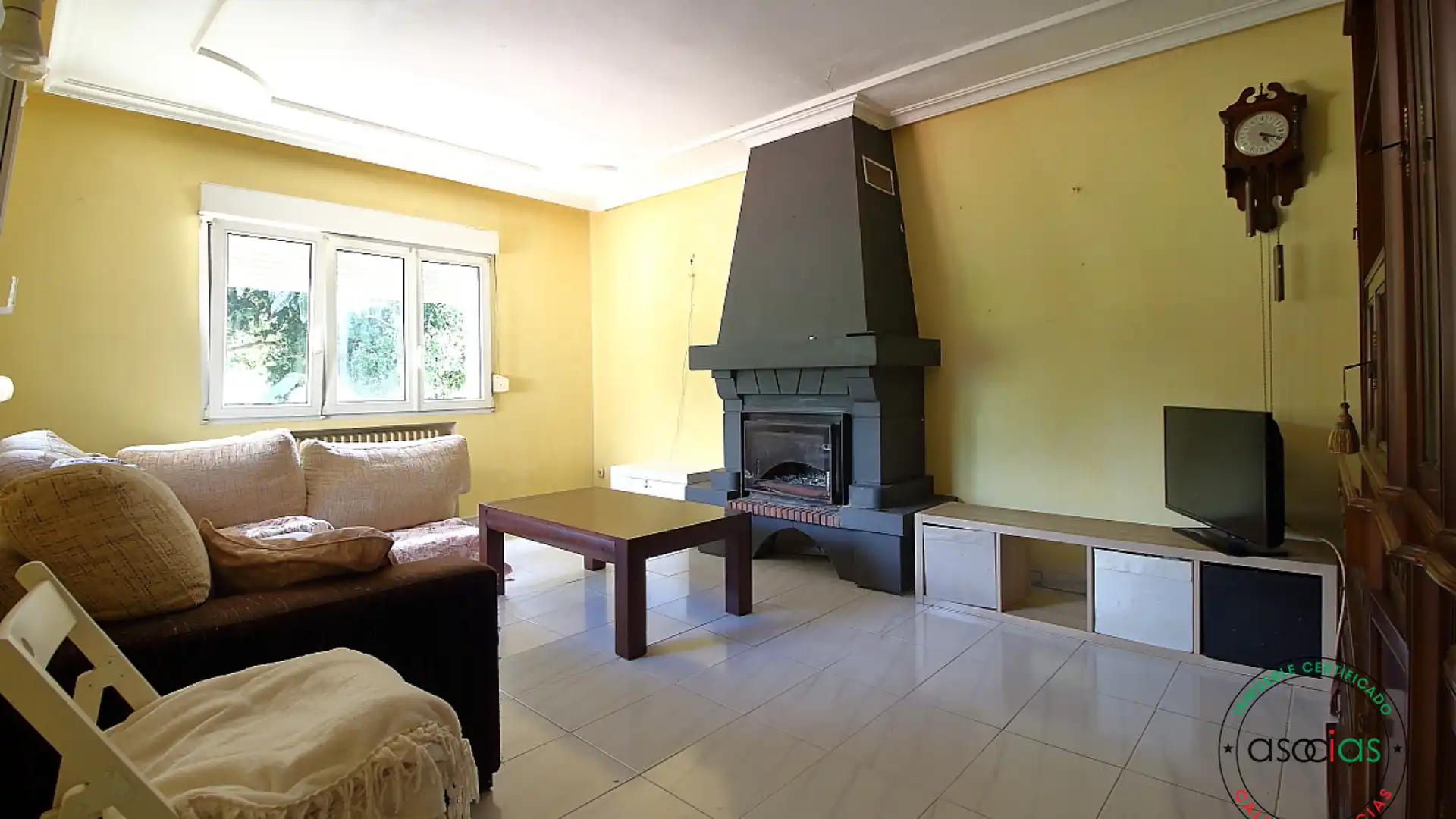 Sala d'estar de Casa o xalet en venda en Gijón  amb Calefacció, Parquet i Moblat