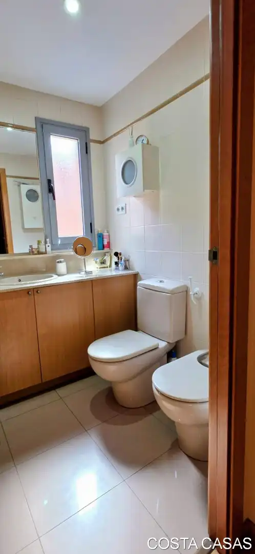 Bathroom of Duplexes for sale in Castelldefels  with Air Conditioner, Heating and Parquet flooring