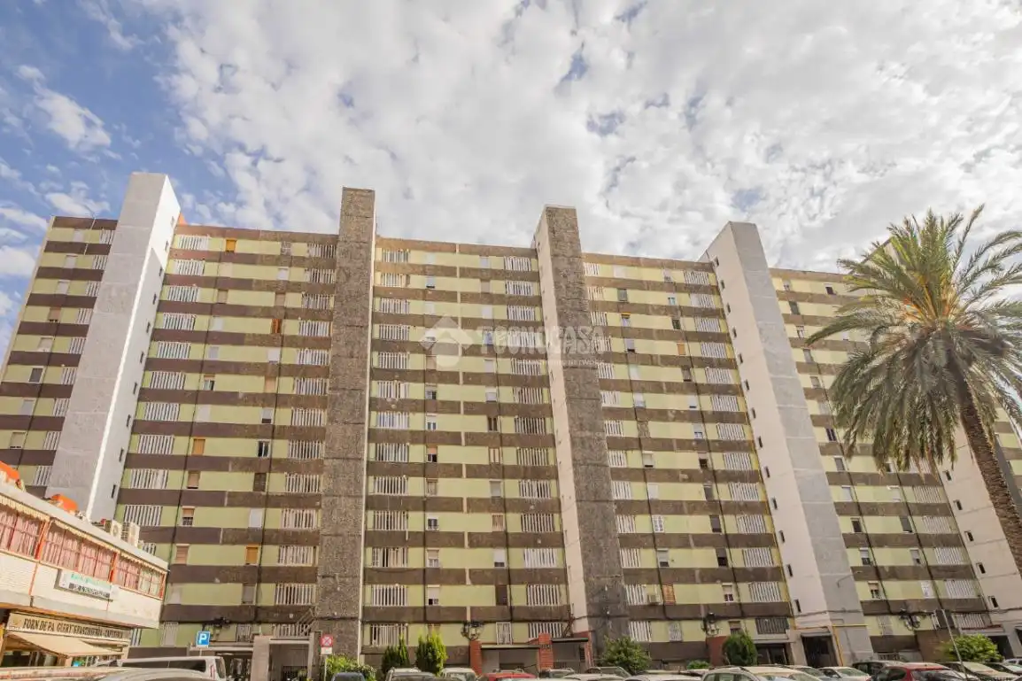 Vista exterior de Pis en venda en L'Hospitalet de Llobregat amb Balcó