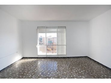 Piso con balcón en venta en Calle Finestrelles
