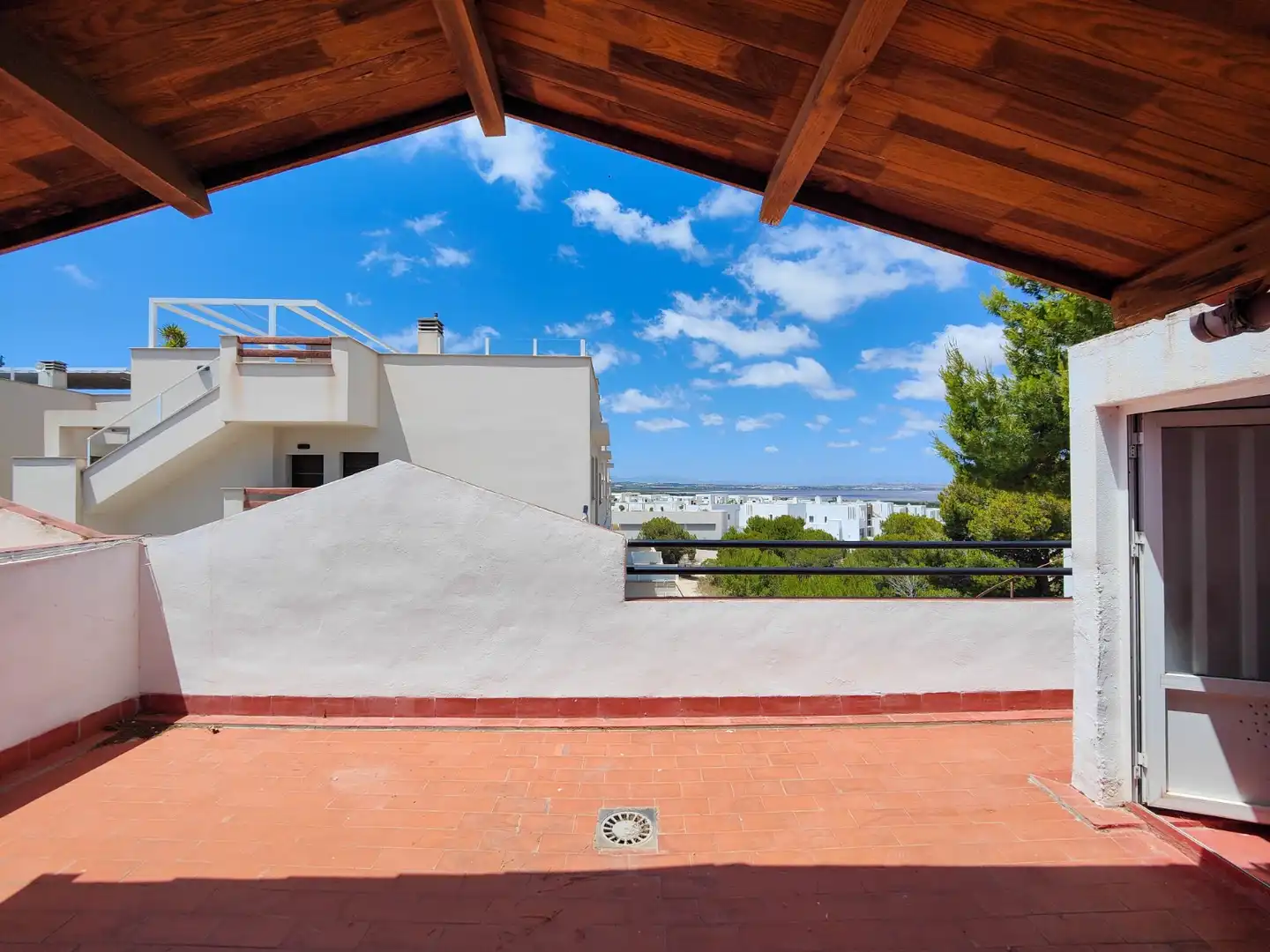 Terrasse von Einfamilien-Reihenhaus zum Verkauf in Torrevieja mit Klimaanlage, Privatgarten und Terrasse