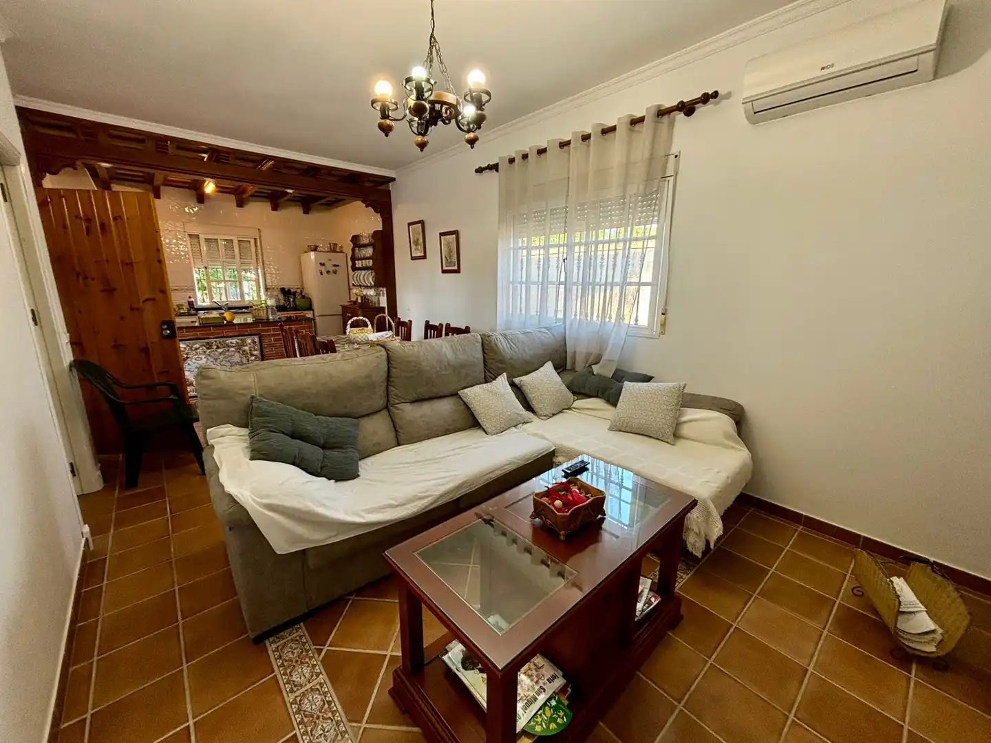 Sala d'estar de Casa o xalet en venda en Arcos de la Frontera amb Jardí privat, Traster i Piscina