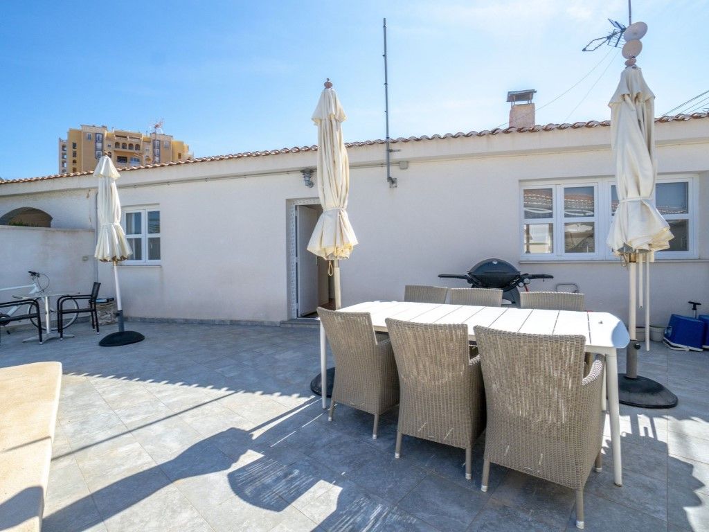 Terrassa de Casa o xalet en venda en Torrevieja amb Aire condicionat, Jardí privat i Piscina