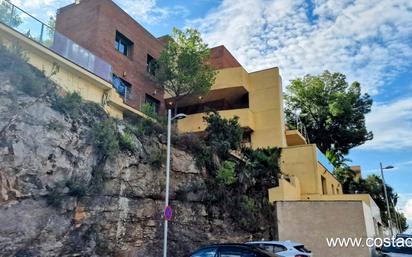 Vista exterior de Casa o xalet en venda en Sitges amb Aire condicionat, Terrassa i Piscina