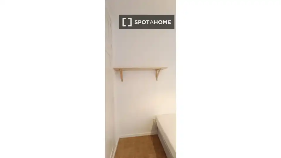 Dormitori de Apartament per a compartir en Madrid amb Aire condicionat, Terrassa i Moblat