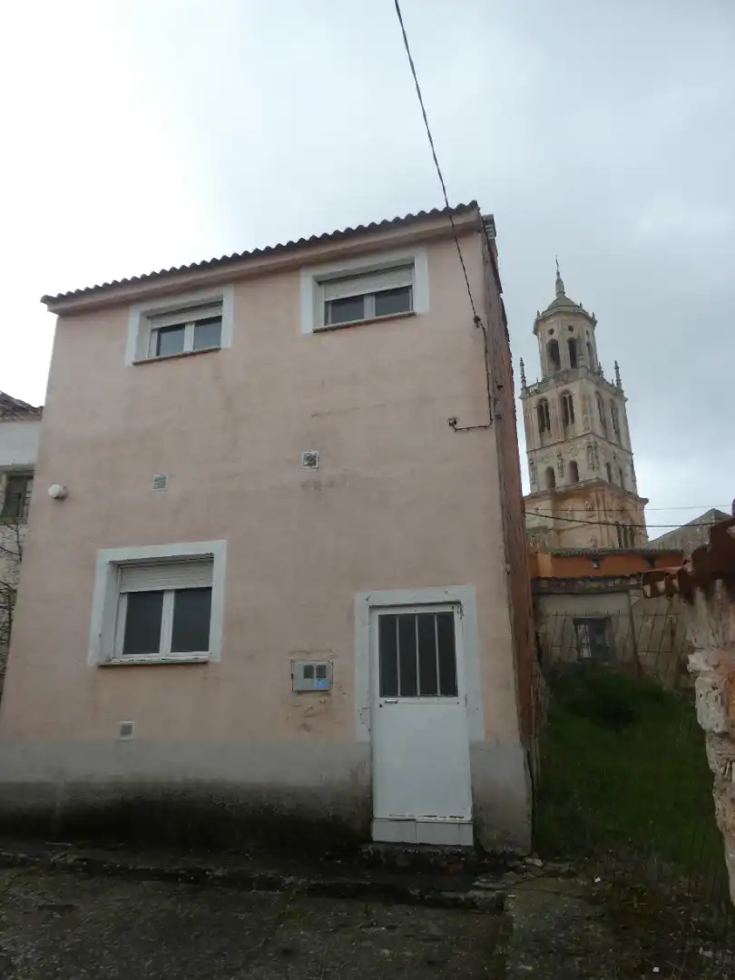 Vista exterior de Casa adosada en venda en Santa María del Campo amb Traster