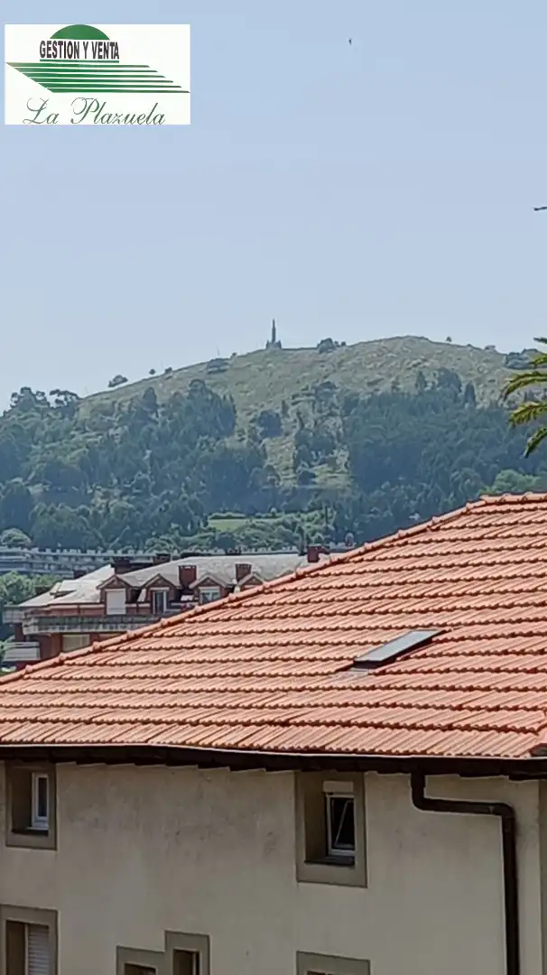 Vista exterior de Piso en venta en Castro-Urdiales con Calefacción, Jardín privado y Terraza