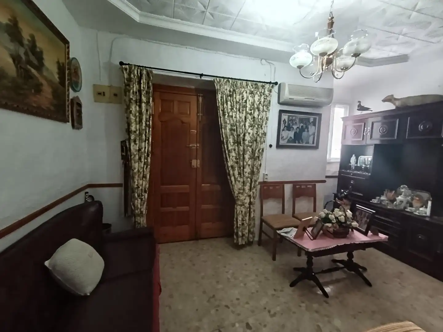 Sala d'estar de Casa adosada en venda en Iznájar amb Aire condicionat, Terrassa i Moblat