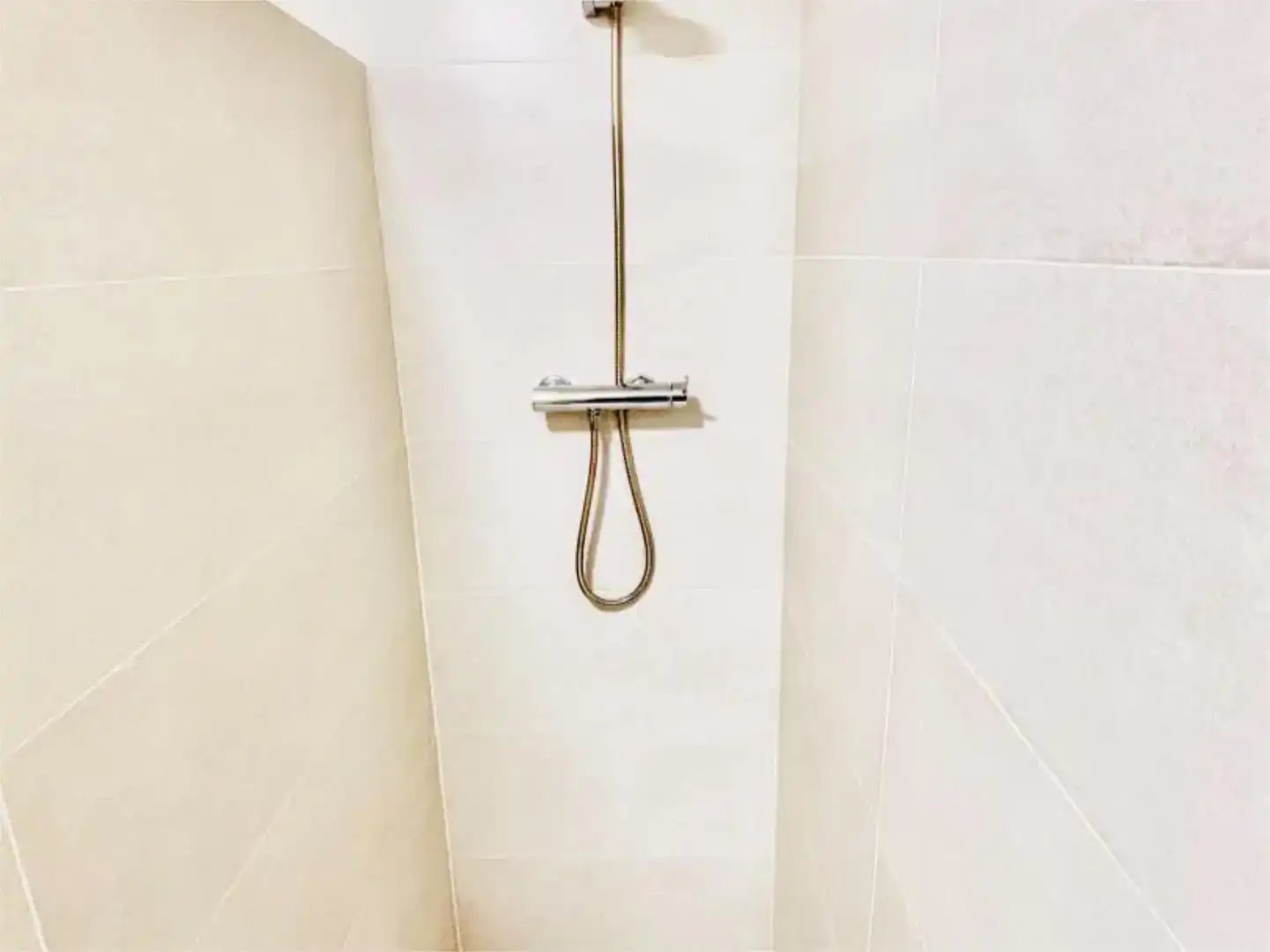 Badezimmer von Wohnung zur Miete in  Valencia Capital mit Klimaanlage und Balkon