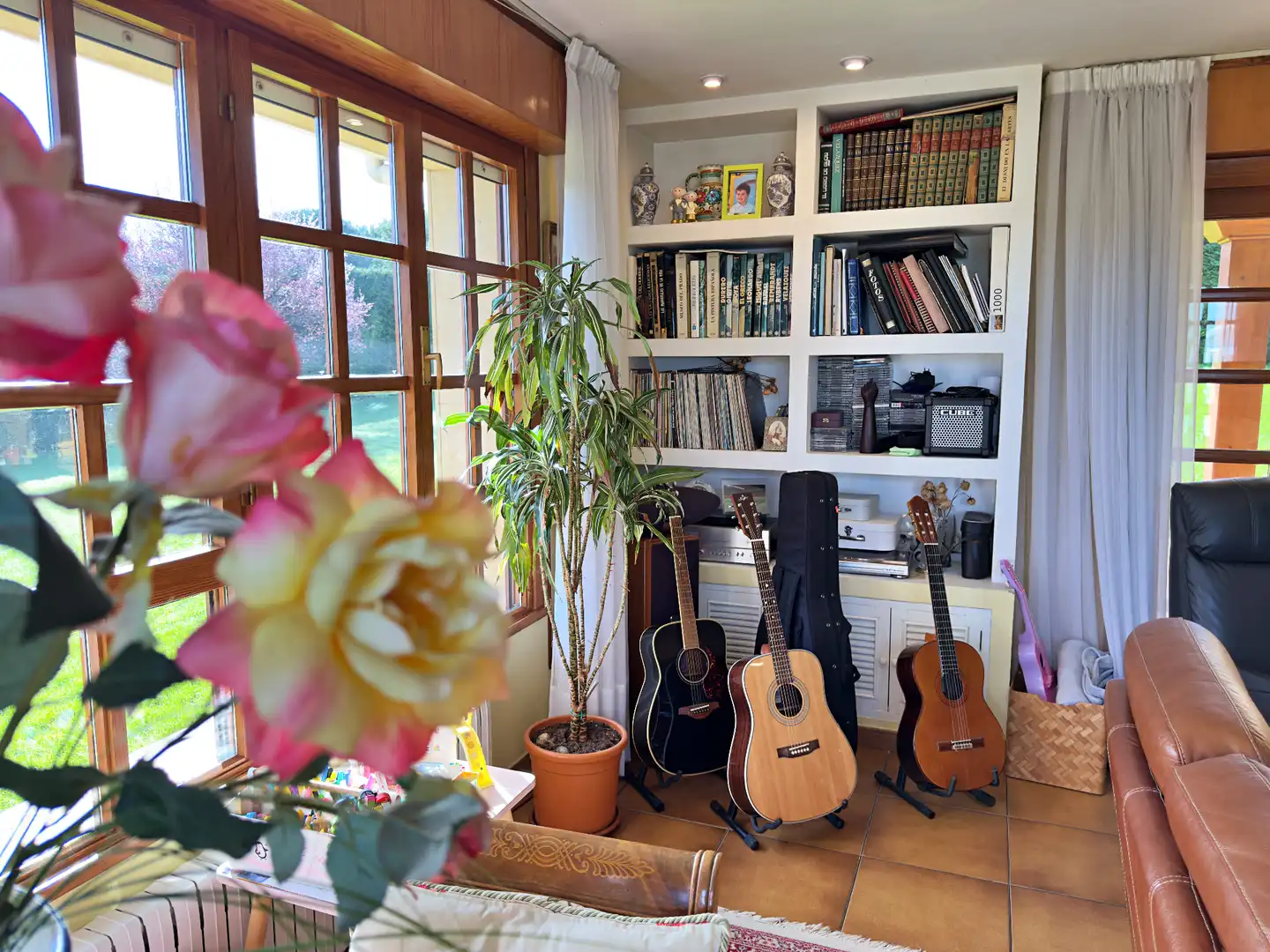 Sala d'estar de Casa o xalet en venda en Gijón  amb Calefacció, Parquet i Terrassa