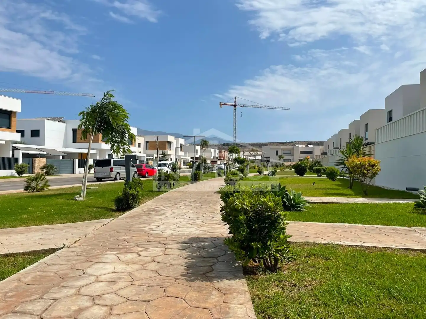 Vista exterior de Casa adosada en venda en El Ejido amb Jardí privat, Terrassa i Piscina comunitària