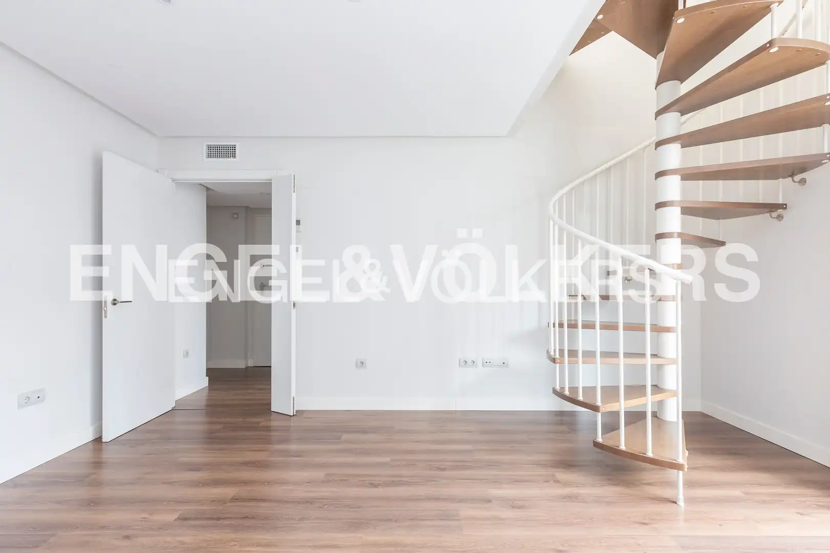 Sala d'estar de Àtic de lloguer en Madrid amb Aire condicionat, Calefacció i Jardí privat