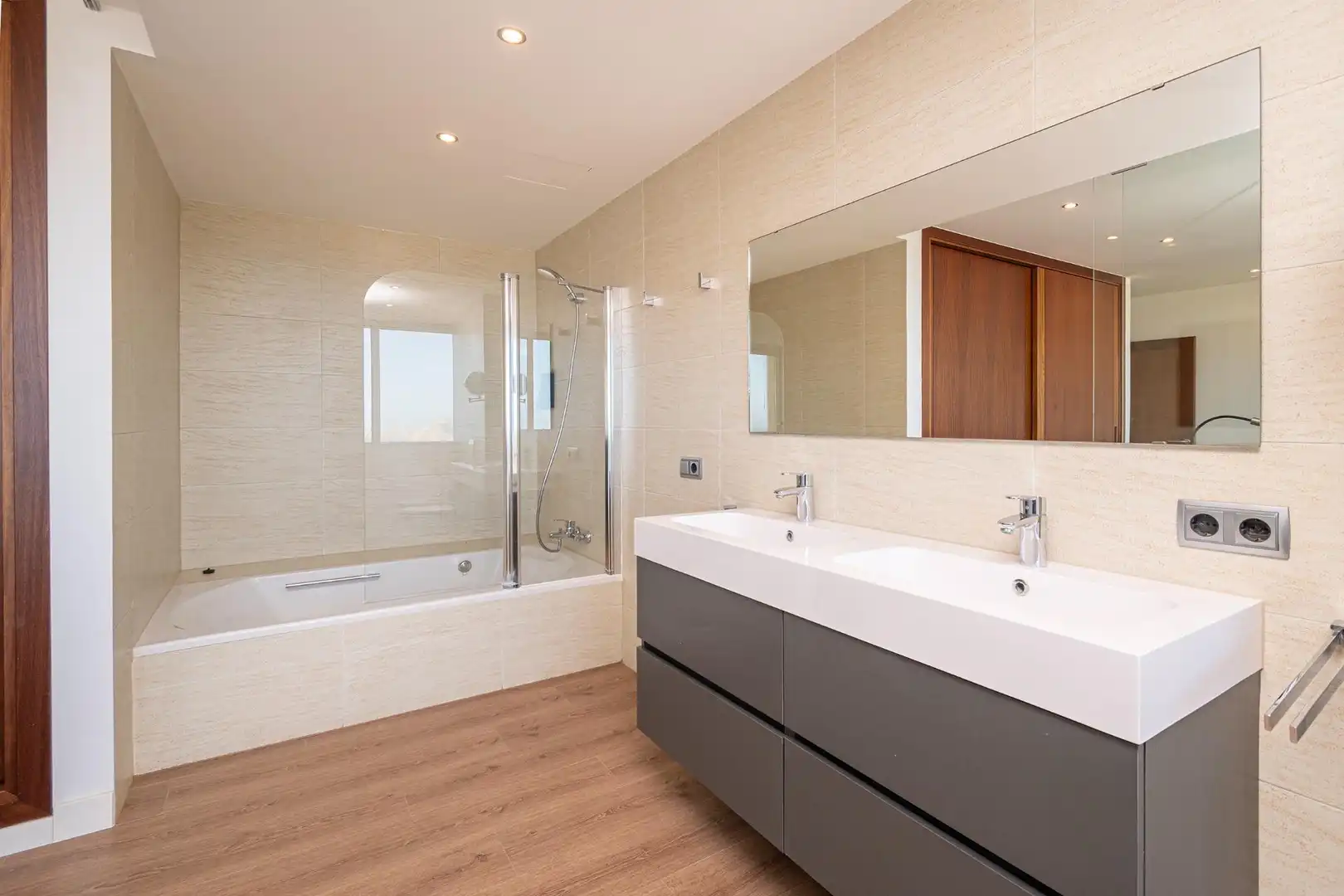Badezimmer von Einfamilien-Reihenhaus zum Verkauf in Capdepera mit Klimaanlage, Privatgarten und Terrasse