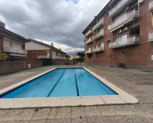 Piscina de Planta baixa en venda en Olesa de Montserrat amb Traster i Piscina comunitària