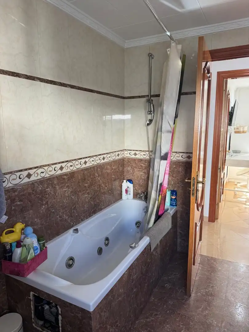 Badezimmer von Haus oder Chalet zum Verkauf in Quart mit Klimaanlage, Heizung und Privatgarten