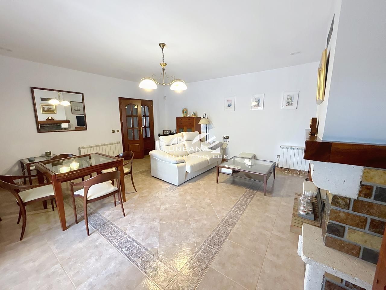 Sala d'estar de Casa o xalet en venda en Lucena amb Aire condicionat, Jardí privat i Terrassa