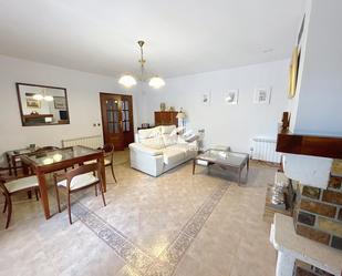 Sala d'estar de Casa o xalet en venda en Lucena amb Aire condicionat, Jardí privat i Terrassa