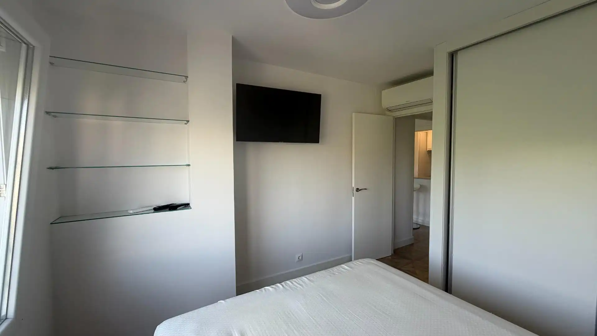 Schlafzimmer von Wohnung zur Miete in Madrid mit Klimaanlage, Heizung und Möbliert