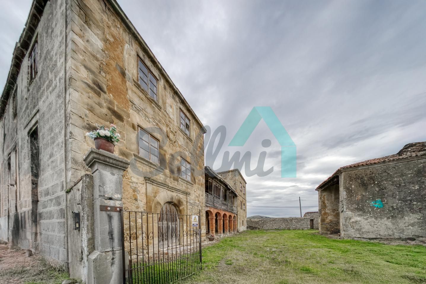 Vista exterior de Casa o xalet en venda en Sariego amb Jardí privat i Terrassa