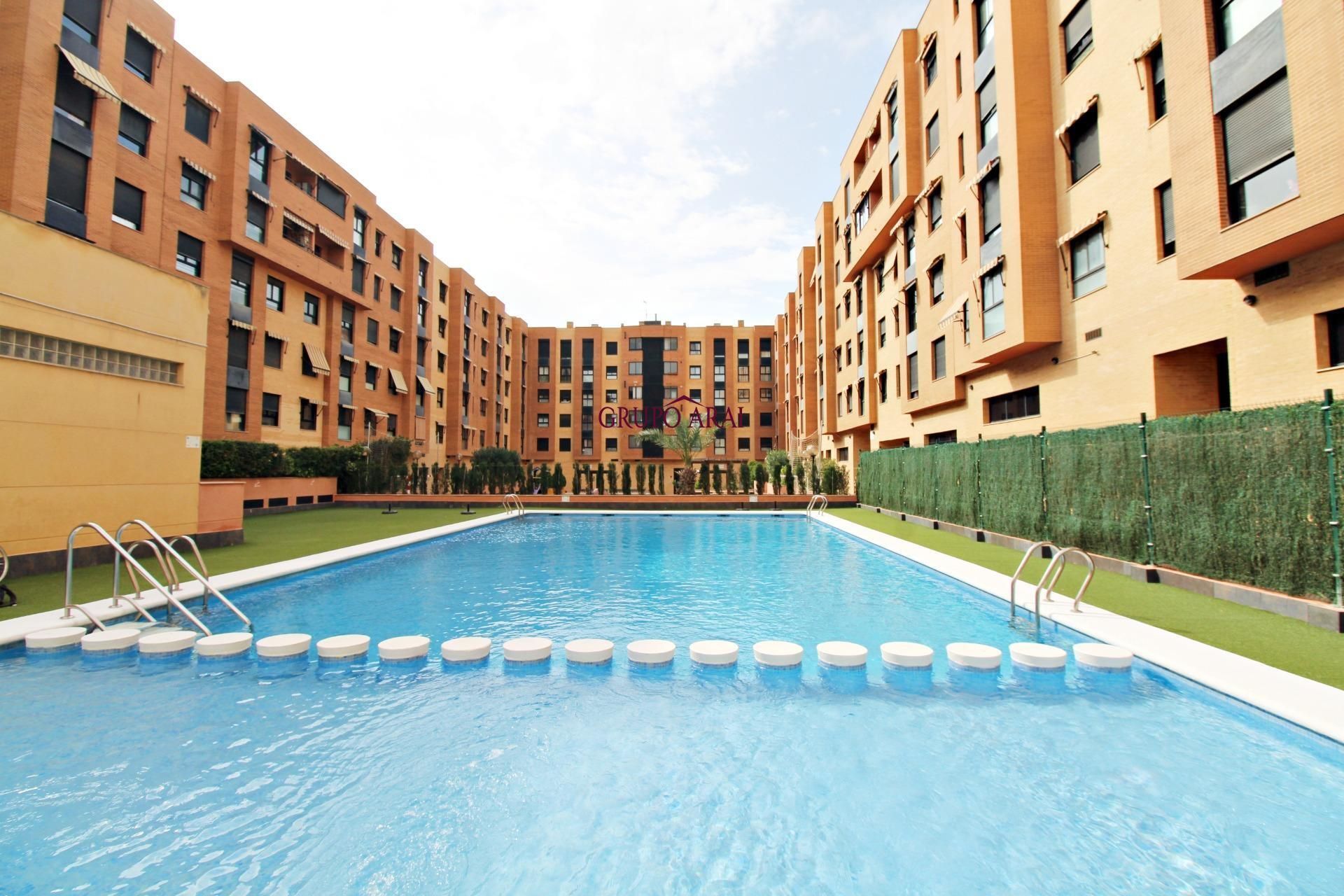 Piscina de Pis en venda en Alicante / Alacant amb Calefacció, Jardí privat i Terrassa