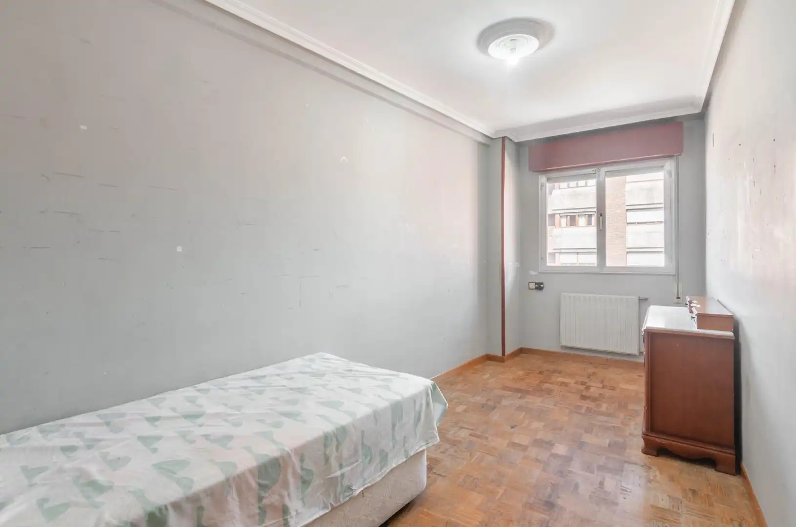 Dormitori de Apartament en venda en Oviedo  amb Calefacció, Terrassa i Balcó