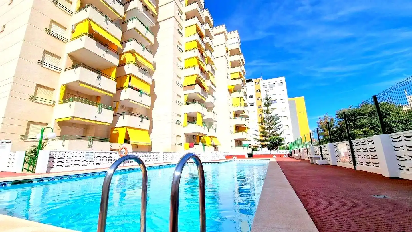 Piscina de Apartament de lloguer en Gandia amb Aire condicionat, Parquet i Terrassa