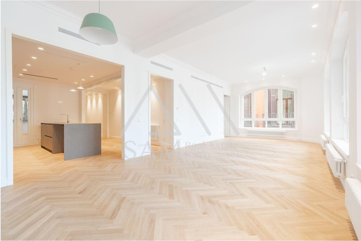 Exterior view of Planta baja for sale in  Barcelona Capital  with Air Conditioner, Heating and Balcony
