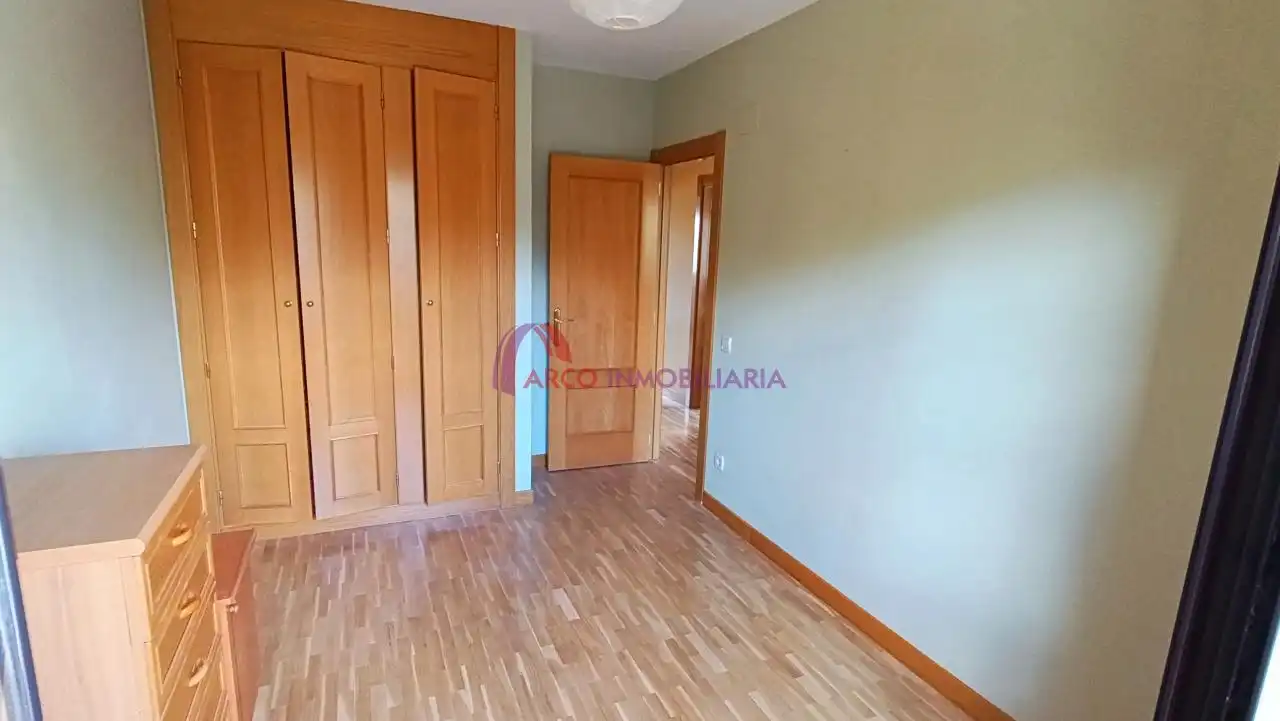 Schlafzimmer von Einfamilien-Reihenhaus zum Verkauf in Cardeñadijo mit Heizung, Privatgarten und Terrasse