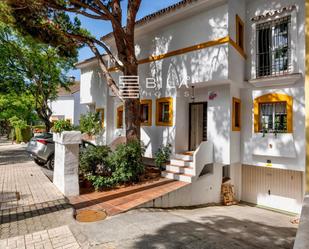 Exterior view of Single-family semi-detached for sale in Marbella  with Air Conditioner, Terrace and Swimming Pool