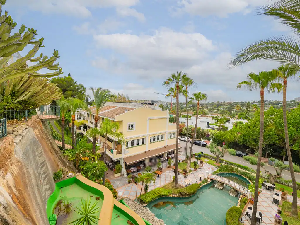 Vista exterior de Dúplex en venta en Marbella con Piscina