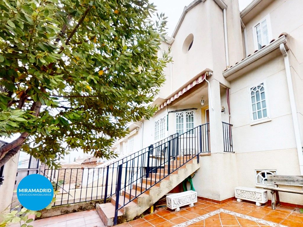 Vista exterior de Casa adosada en venda en Torres de la Alameda amb Aire condicionat