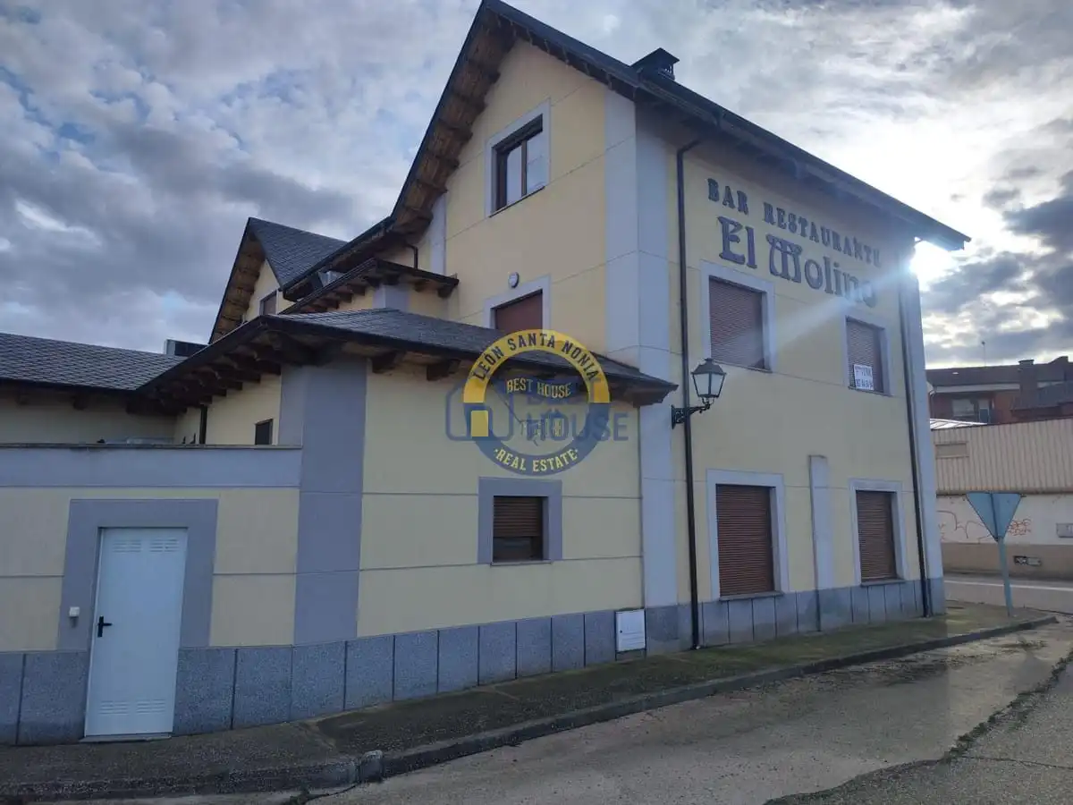 Außenansicht von Geschaftsraum zum Verkauf in Villamañán mit Klimaanlage, Parkett und Terrasse