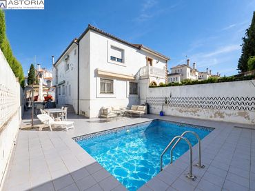 Casa con piscina en venta en Calle MADROÑOS UR.MONTELUZ