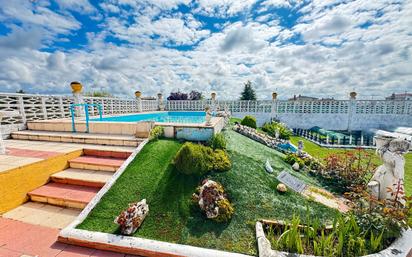 Piscina de Casa o xalet en venda en San Andrés del Rabanedo amb Calefacció, Jardí privat i Terrassa