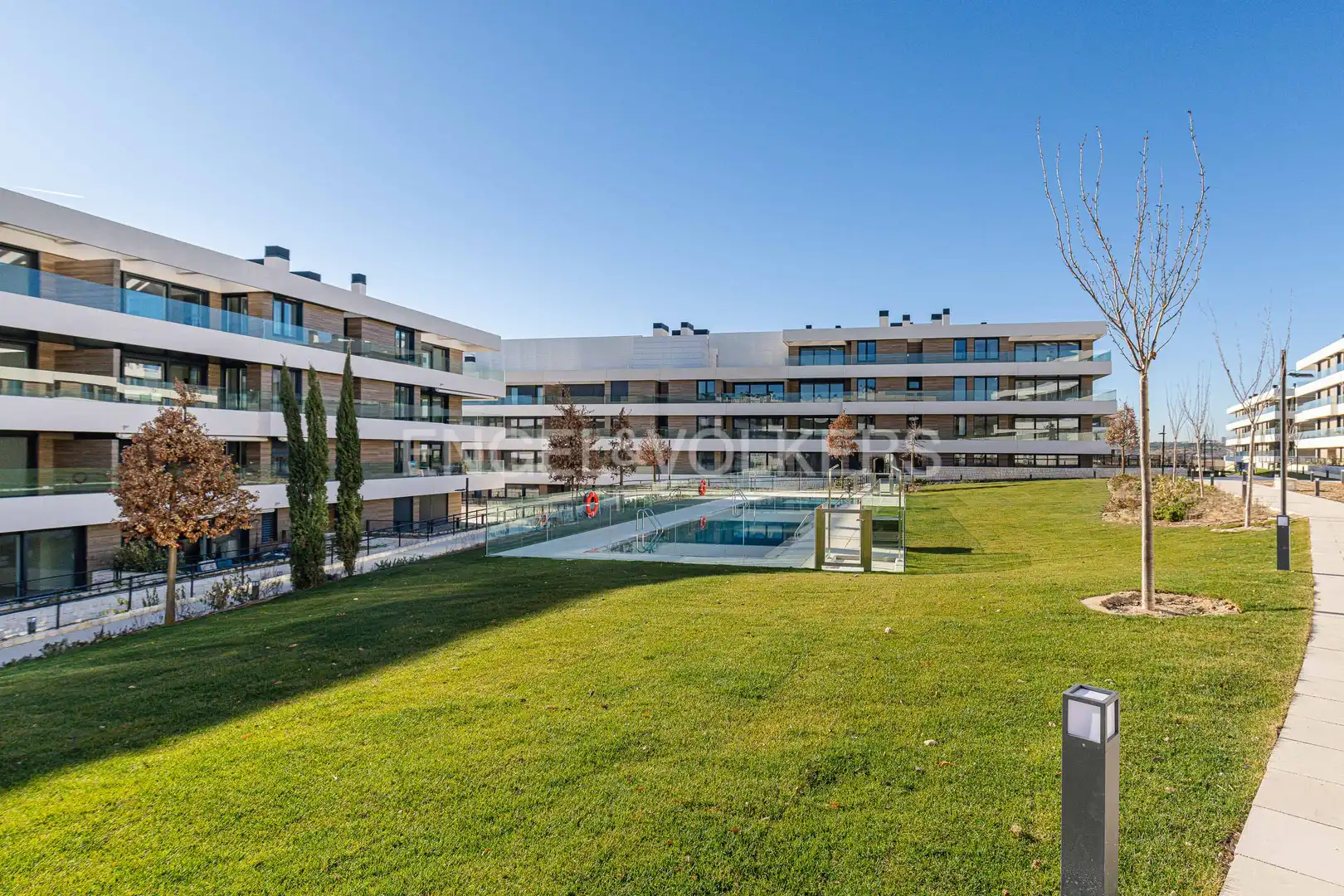Außenansicht von Wohnung zur Miete in La Moraleja mit Klimaanlage, Heizung und Privatgarten