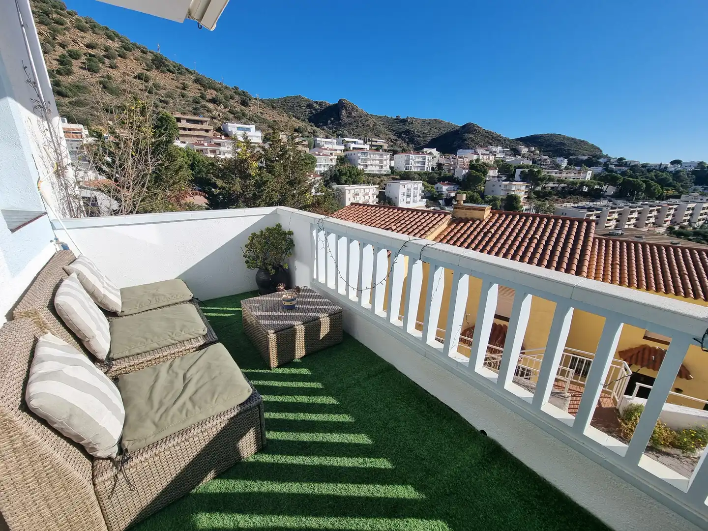 Terrasse von Einfamilien-Reihenhaus zum Verkauf in Roses mit Klimaanlage, Heizung und Privatgarten