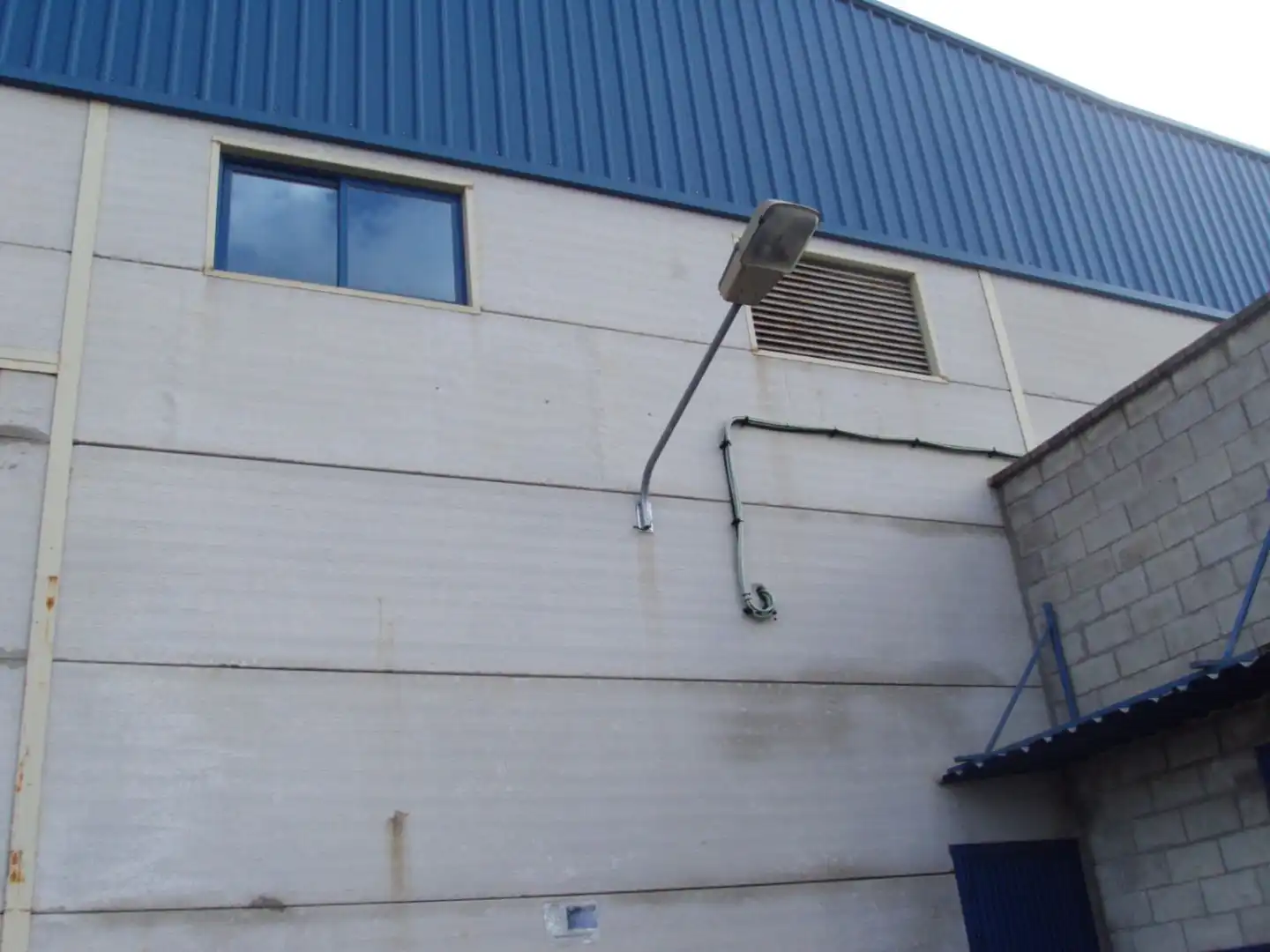Außenansicht von Fabrikhallen zur Miete in Alcalá de Guadaira