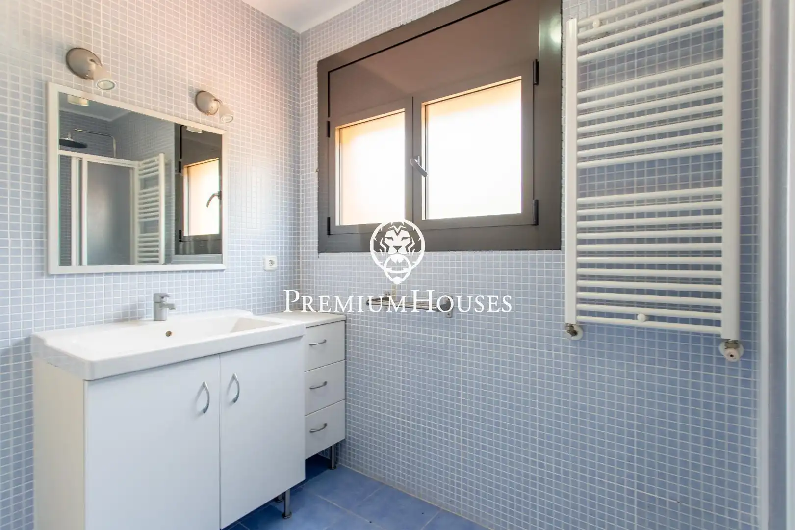 Bathroom of Houses for sale in Arenys de Munt  with Air Conditioner, Heating and Private garden