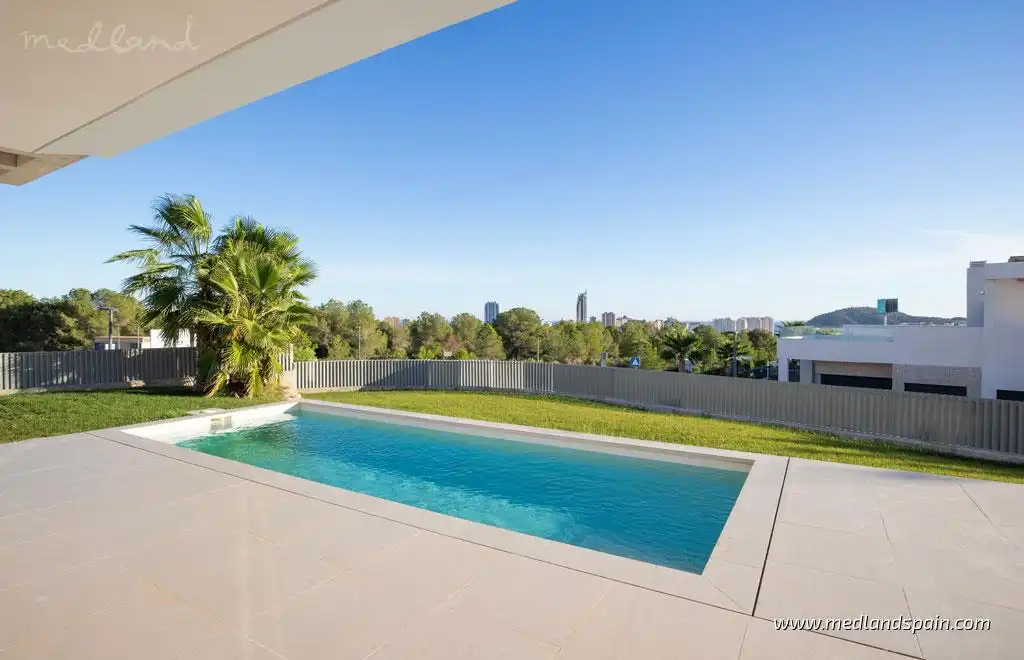 Chalet con piscina en venta en Golf Bahía, imagen 2