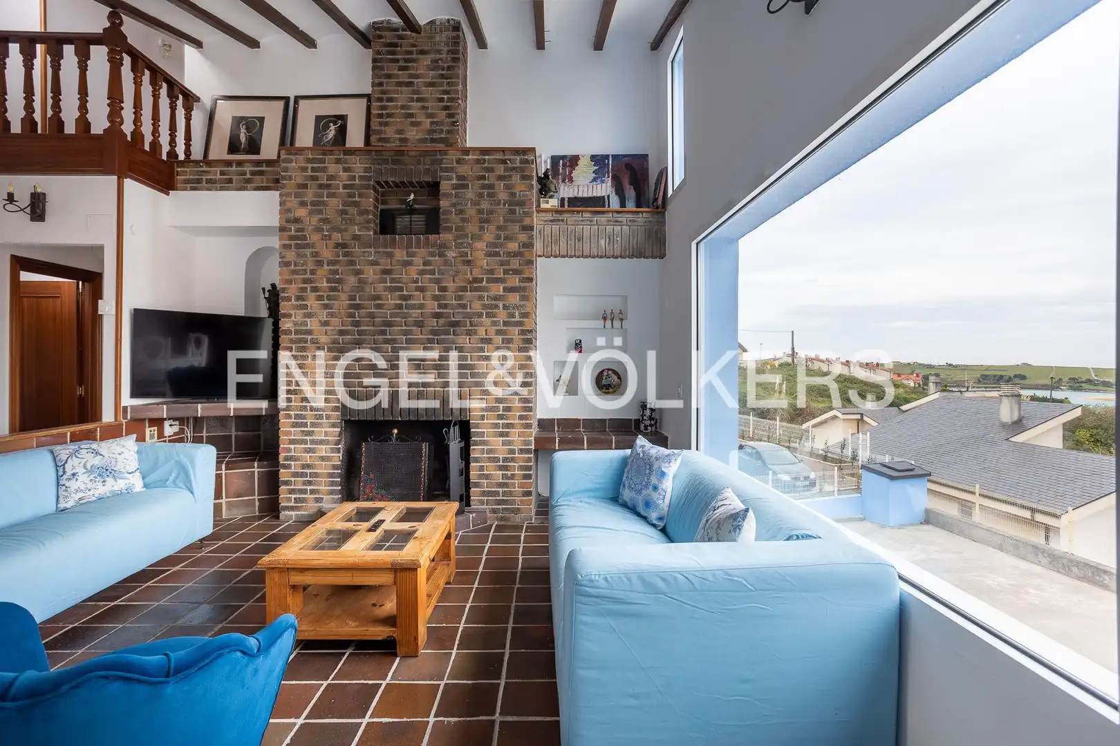 Sala d'estar de Casa o xalet en venda en Miengo amb Calefacció, Jardí privat i Piscina
