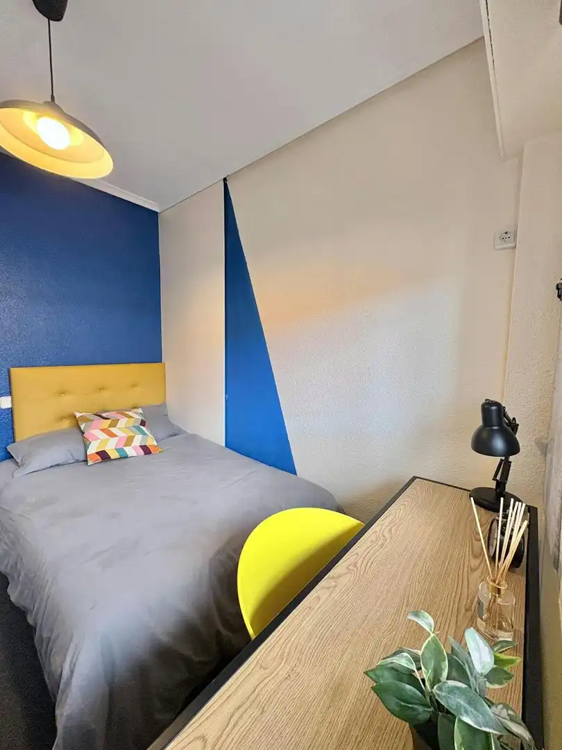 Bedroom of Flat for share in Madrid  with Heating, Furnished and Washing machine