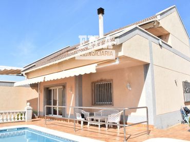 Xalet amb piscina en venda a altafulla