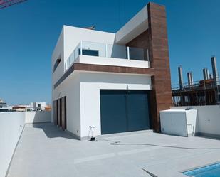 Vista exterior de Casa o xalet en venda en Daya Nueva amb Jardí privat, Terrassa i Piscina