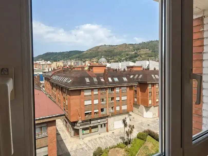 Vista exterior de Pis en venda en Oviedo  amb Terrassa i Balcó