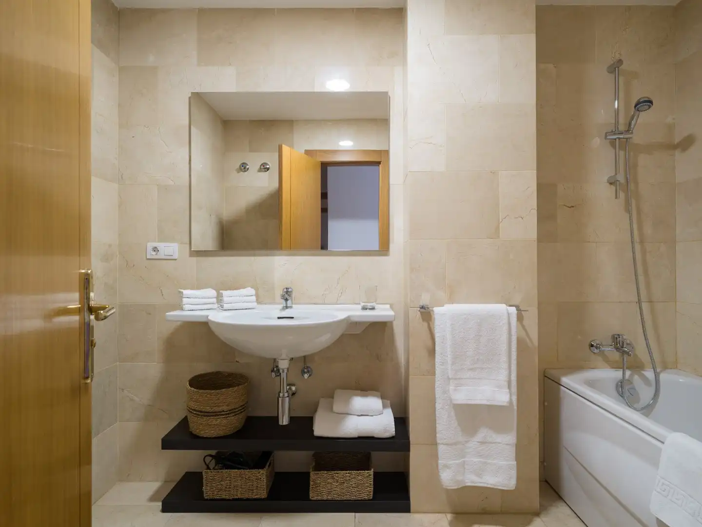 Bathroom of Flat for rent in Las Palmas de Gran Canaria  with Parquet flooring, Swimming Pool and Furnished