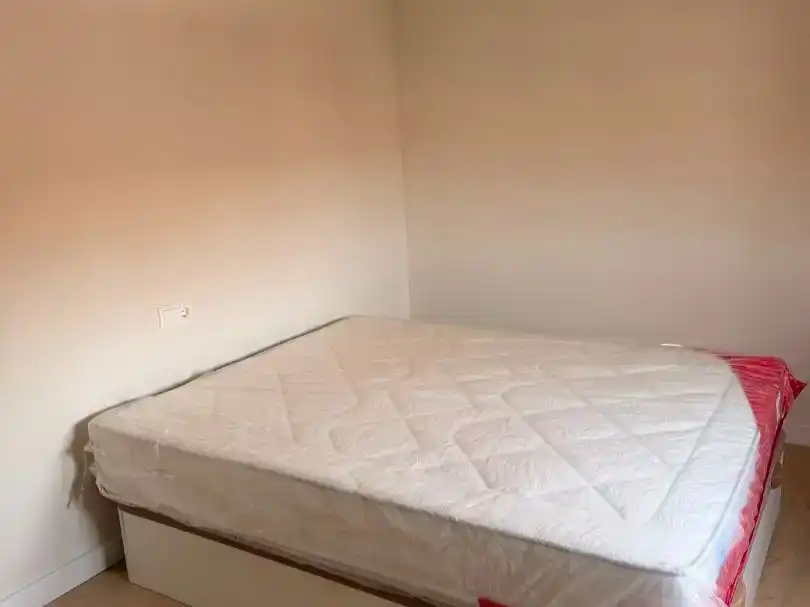 Dormitori de Dúplex de lloguer en El Pinós / Pinoso amb Jardí privat, Parquet i Moblat