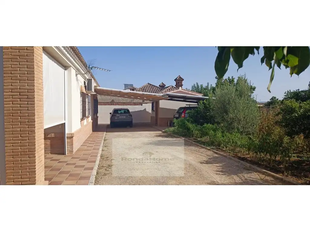 Vista exterior de Finca rústica en venda en Arcos de la Frontera amb Aire condicionat, Piscina i Moblat