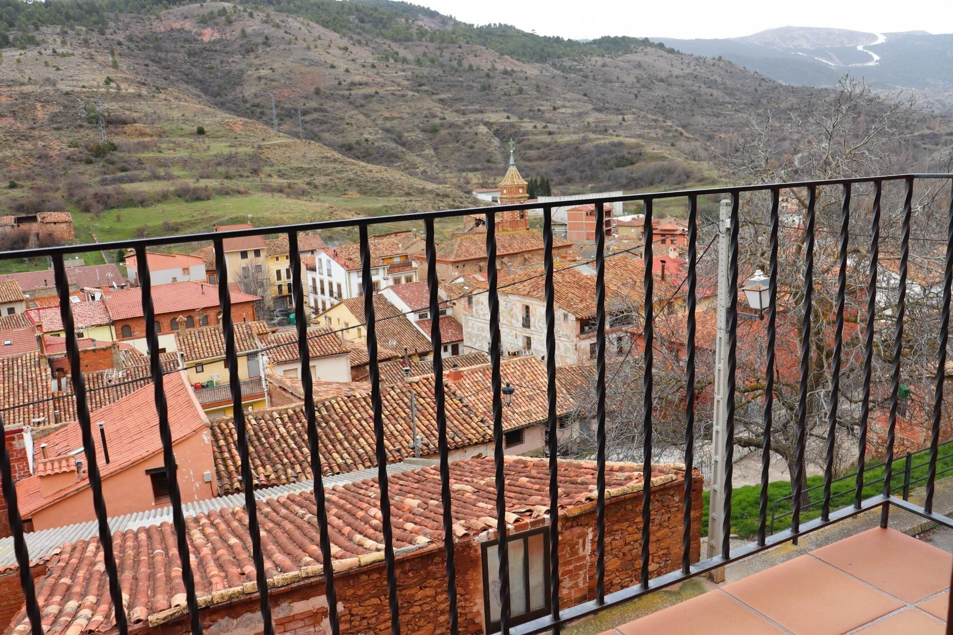 Vista exterior de Pis en venda en Camarena de la Sierra amb Calefacció, Traster i Moblat